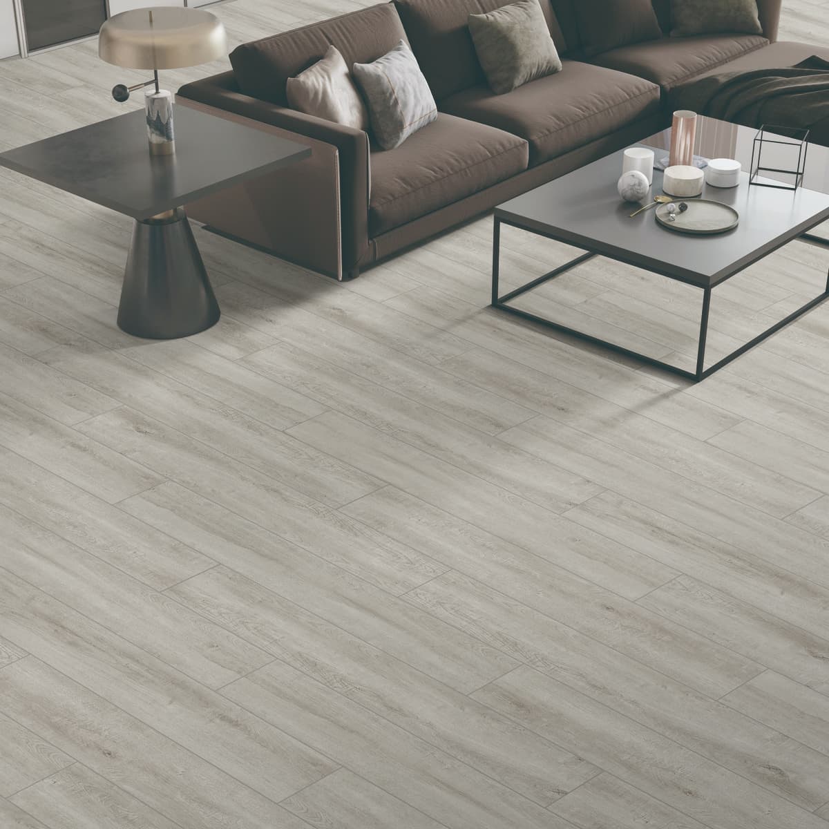 Salón de diseño con suelo de gran formato SPC Cerato Abedul de TRIP The Natural Company, sofá curvo marrón chocolate, mesitas de centro minimalistas oscuras y suelo gris claro.