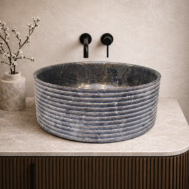 Lavabo Varese en mármol natural con relieve horizontal y diseño cilíndrico