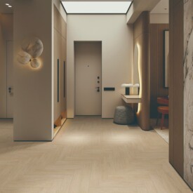 Recibidor de entrada moderno con suelo en espiga SPC Herringbone Natural de TRIP The Natural Company, armario integrado de madera, tocador flotante y aplique de mármol.