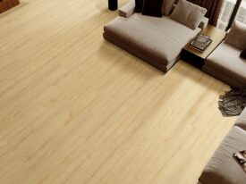 Comedor de diseño moderno iluminado por el sol, con suelo de SPC Merisier Doral de TRIP The Natural Company, mesa y sillas de madera clara, cuadros modernos y gran ventanal.