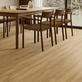 Comedor elegante y luminoso con suelo SPC Sakura Natur de TRIP The Natural Company, mesa de madera maciza, sillas de comedor, lámpara colgante orgánica y ventanal.